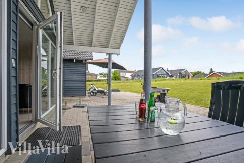 Genießen Sie einen Grillabend auf der Terrasse des Luxusferienhauses Nr. 271 in Südjütland
