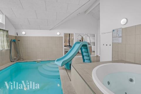 Das Ferienhaus 271 hat einen schicken Poolbereich mit Wasserrutsche, einem geräumigen, eingelassenen Whirlpool und einer Sauna.