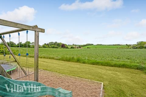 Zu dem attraktiven Ferienhaus Nr. 271 in Südjütland gehört auch ein tolles Angebot im Außenbereich, z. B. Spieleturm und Schaukeln