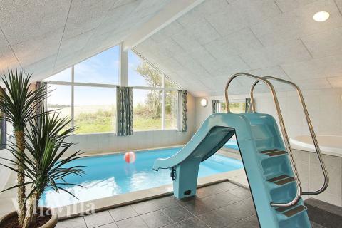 Badelustige Gäste können im Pool des Hauses (ausgestattet mit Wasserrutsche und Gegenstromanlage) viel Spaß haben