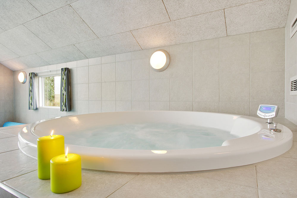Der große Einbauwhirlpool lädt zu Entspannung und Wellness ein