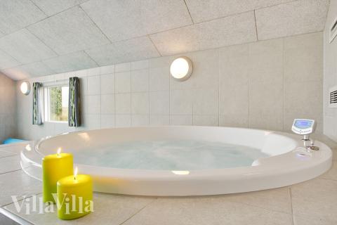 Der große Einbauwhirlpool lädt zu Entspannung und Wellness ein