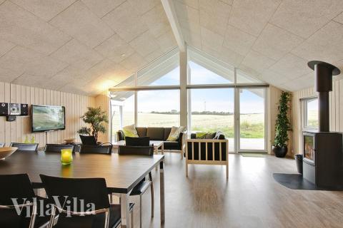 Der Aufenthaltsraum ist lichtdurchflutet und geräumig, so das für Familie und Freunde ordentlich Platz ist