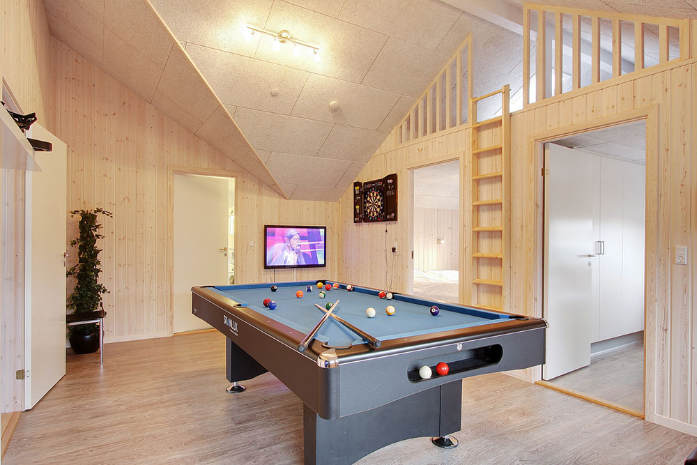 m Aktivitätenraum fordern Familie und Freunde sich gegenseitig zu einer Partie Billard, Tischtennis oder Dart heraus.