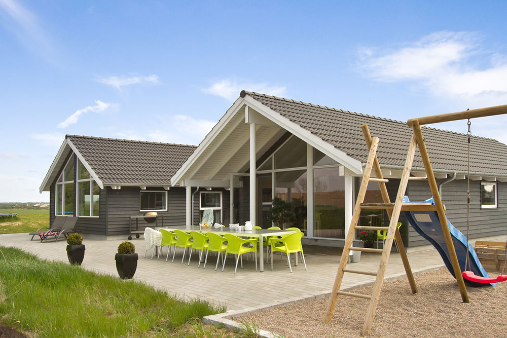 Auf dem Grundstück des Hauses befinden sich ein Schaukelstativ und eine Sandkiste. Somit können die Kinder spielen, während andere Familienmitglieder die Sonne auf der großen Terrasse des Hauses genießen
