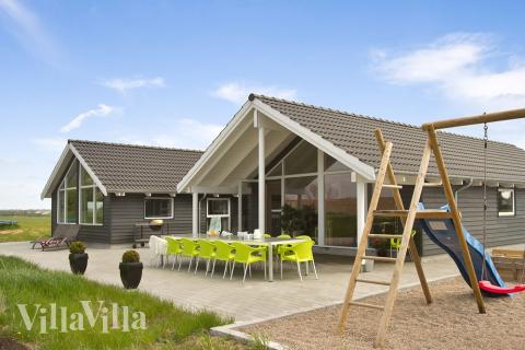 Auf dem Grundstück des Hauses befinden sich ein Schaukelstativ und eine Sandkiste. Somit können die Kinder spielen, während andere Familienmitglieder die Sonne auf der großen Terrasse des Hauses genießen