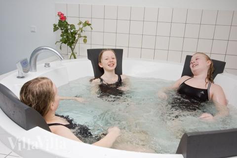 Nach einem ereignisreichen Tag darf sich im eleganten Whirlpool des Hauses entspannt werden