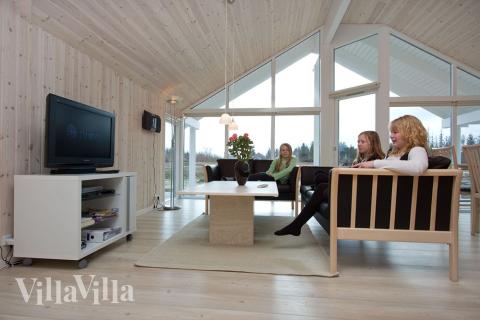 Das Wohnzimmer mit Sofagruppe und Esstisch ist der natürliche Sammelpunkt des Hauses