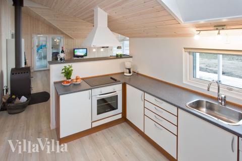 Die Küche ist geräumig. Es gibt ausreichend Platz für viele Chefköche, Zwiebelschneider und Vorkoster