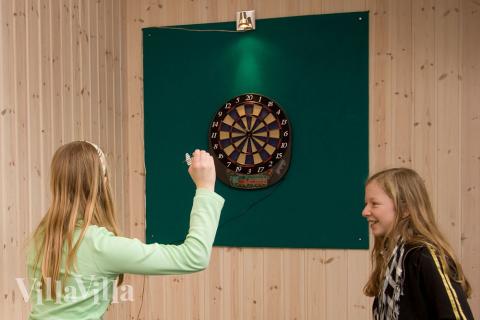 Neben Dart, Kicker, Billard und Tischtennis, hält das Haus auch noch eine Playstation 2 für die Spielverrückten parat