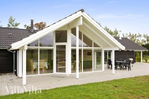 Auf der großen, teilweise überdachten Terrasse des Hauses kann gemütlich gegrillt und der Sommer bei einem Sonnenbad genossen werden