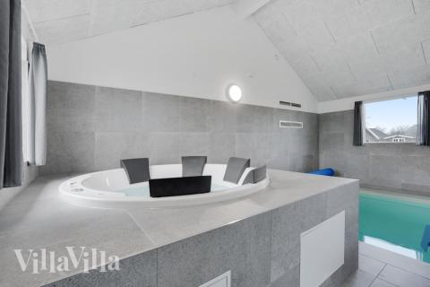 Im eleganten Whirlpool darf nach einem ereignisreichen Ferientag entspannt werden