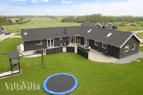 Willkommen in diesem schönen Luxusferienhaus für 18 Personen mit Pool in der Nähe des kinderfreundlichen Strandes auf der südlichen Seite der Insel Alsen in Süddänemark