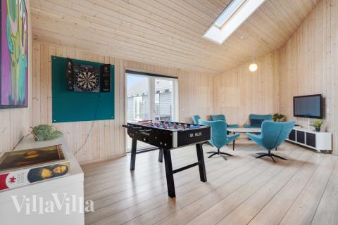 Die Gäste fordern sich gegenseitig zu einem freundschaftlichen Duell in Billard, Tischtennis oder Kicker heraus. Auf der angeschlossenen Playstation 2 kann gezockt oder ein guter Film geschaut werden