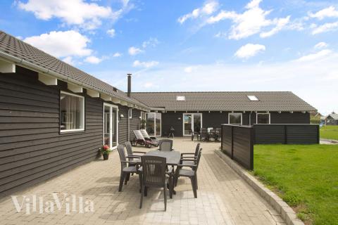 Auf der große Terrassen des Hauses dösen Sie im Liegestuhl oder grillen sich ein leckeres Abendessen