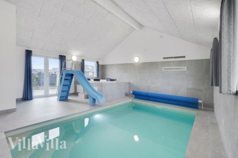 Das Ferienhaus 234 hat einen schicken Poolbereich mit Wasserrutsche, einem geräumigen, eingelassenen Whirlpool und einer Sauna.