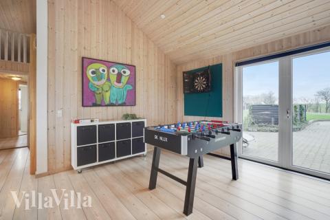 Das Luxusferienhaus 234 für 18 Personen hat einen großen Aktivitätsraum mit u. a. Billard und Darts