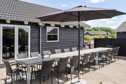 Das Luxusferienhaus Nr. 246 hat eine tolle Terrasse, die mit hochwertigen Gartenmöbeln für 16 Personen ausgestattet ist.