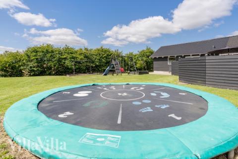 Zu dem attraktiven Ferienhaus Nr. 246 in Südjütland gehört auch ein tolles Angebot im Außenbereich, z. B. Spieleturm und Schaukeln