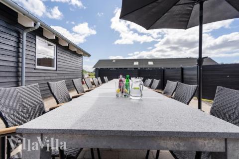 Auf der Terrasse des Ferienhauses Nr. 246 ist Platz für 16 Personen.