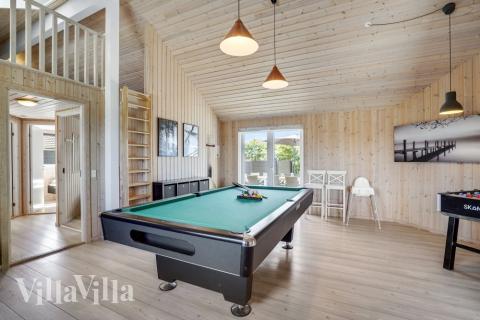 Neben den vielen schönen Stunden, die man im Poolbereich des Hauses verbringen kann, bietet das Luxusferienhaus 246 auch Spielevergnügen bei Billard/Tischtennis und Darts