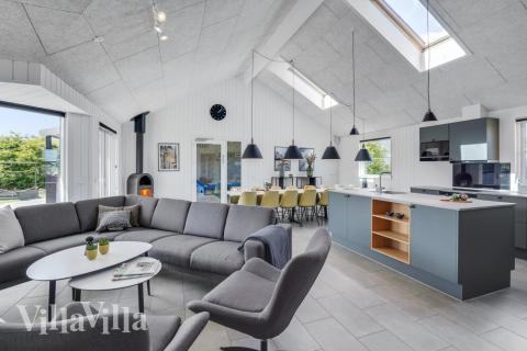 Der große, lichtdurchflutete Aufenthaltsraum im Luxusferienhaus Nr. 246 für 16.