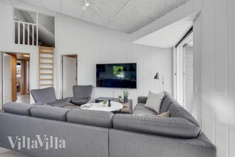 Die Couch im Luxusferienhaus Nr. 246 in Südjütland lädt zu Gesellschaftsspielen oder zu Kinoabenden ein.