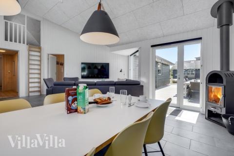 Aufenthaltsraum mit Platz für 16 im Luxusferienhaus Nr. 246.