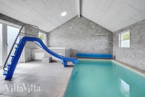 Hüpft im Luxusferienhaus Nr. 246 in Südjütland in den Pool.