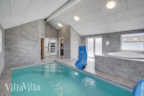 Das Ferienhaus 246 hat einen schicken Poolbereich mit Wasserrutsche, einem geräumigen, eingelassenen Whirlpool und einer Sauna.