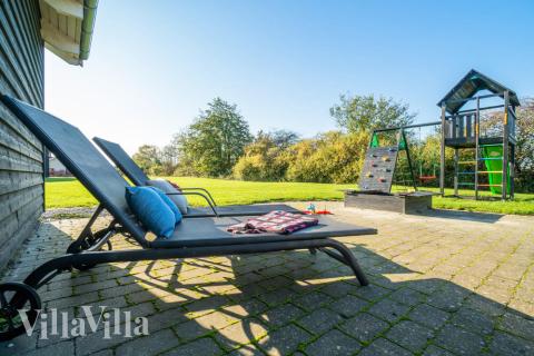 Genießen Sie einen Grillabend auf der Terrasse des Luxusferienhauses Nr. 241 in Südjütland