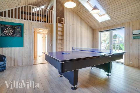 Neben den vielen schönen Stunden, die man im Poolbereich des Hauses verbringen kann, bietet das Luxusferienhaus 241 auch Spielevergnügen bei Billard/Tischtennis und Darts