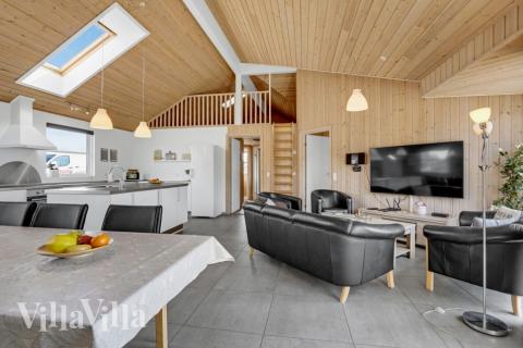 Aufenthaltsraum mit Platz für 16 im Luxusferienhaus Nr. 241.