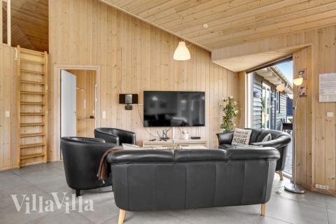 Der große, lichtdurchflutete Aufenthaltsraum im Luxusferienhaus Nr. 241 für 16.