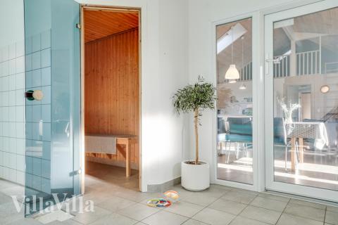 Genießen Sie die heiße Sauna im Luxusferienhaus Nr. 241 für 16 Personen