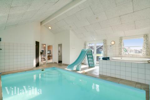 Das Ferienhaus 241 hat einen schicken Poolbereich mit Wasserrutsche, einem geräumigen, eingelassenen Whirlpool und einer Sauna.