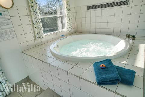 Genießen Sie den warmen Whirlpool im Luxusferienhaus Nr. 241 in Südjütland