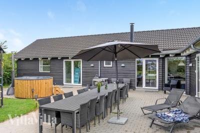 Zu dem attraktiven Ferienhaus Nr. 241 in Südjütland gehört auch ein tolles Angebot im Außenbereich, z. B. Spieleturm und Schaukeln