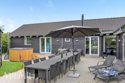 Zu dem attraktiven Ferienhaus Nr. 241 in Südjütland gehört auch ein tolles Angebot im Außenbereich, z. B. Spieleturm und Schaukeln