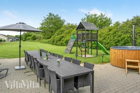 Auf der Terrasse des Ferienhauses Nr. 241 ist Platz für 16 Personen.