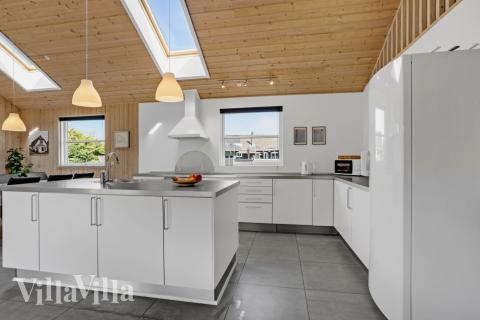 Die Küche in dem Luxusferienhaus Nr. 241 ist so gut ausgestattet, dass man problemlos Mahlzeiten für 16 Personen zubereiten kann.