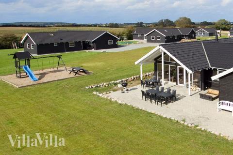 Auf dem Grundstück des Hauses befinden sich ein Schaukelstativ und eine Sandkiste. Somit können die Kinder spielen, während andere Familienmitglieder die Sonne auf der großen Terrasse des Hauses genießen