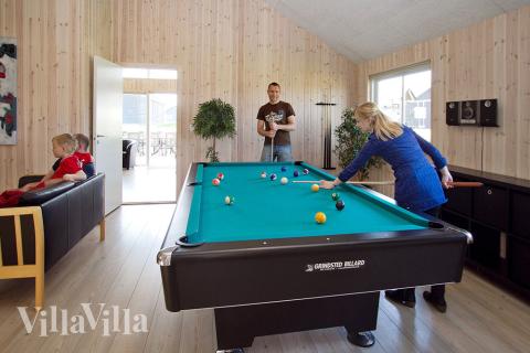 Nach dem Badegang gibt es reichlich Möglichkeit, sich und die anderen weiter zu aktivieren. Z.B. bei einem kleinen Turnier in Tischtennis, Kicker oder Dart im Aktivitätenraum des Hauses