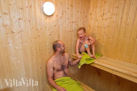 Wer nach der puren Entspannung sucht, kann in den Whirlpool springen und danach in der Sauna faulenzen