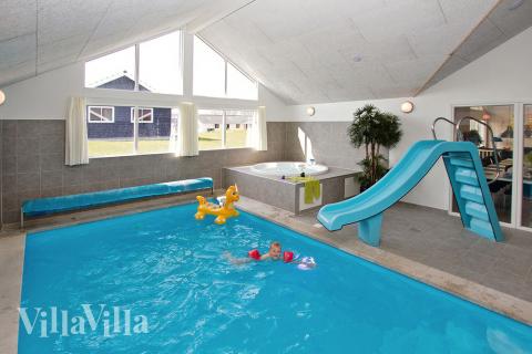 Große wie kleine Wasserfreunde können sich stundenlang im 19 m2 großen Pool mit römischer Treppe, Gegenstromanlage und Wasserrutsche vergnügen