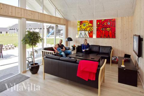 Der große, helle Aufenthaltsraum mit Dachschräge ist der natürliche Sammelpunkt des Hauses