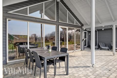 Genießen Sie einen Grillabend auf der Terrasse des Luxusferienhauses Nr. 260 in Südjütland