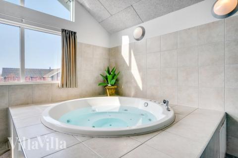 Genießen Sie den warmen Whirlpool im Luxusferienhaus Nr. 260 in Südjütland