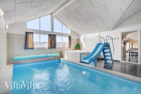 Der schicke Pool im Luxusferienhaus Nr. 260 für 16 Personen