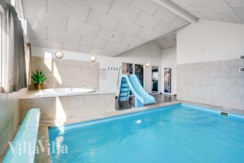 Das Ferienhaus 260 hat einen schicken Poolbereich mit Wasserrutsche, einem geräumigen, eingelassenen Whirlpool und einer Sauna.
